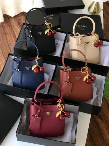 شنط برادا الجديد هاكوالتي بعلبةالماركة