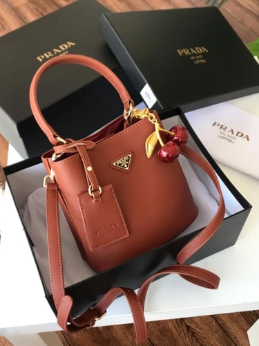 شنط برادا الجديد هاكوالتي بعلبةالماركة