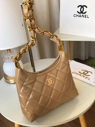 توفرت شنطة ماركة إCHANEL