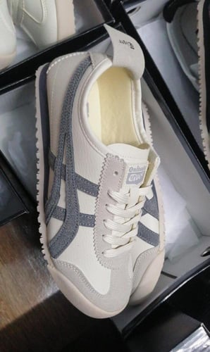 شوزات ماركة تايقر مع بوكس الماركه