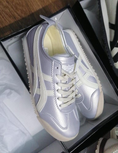 شوزات ماركة تايقر مع بوكس الماركه