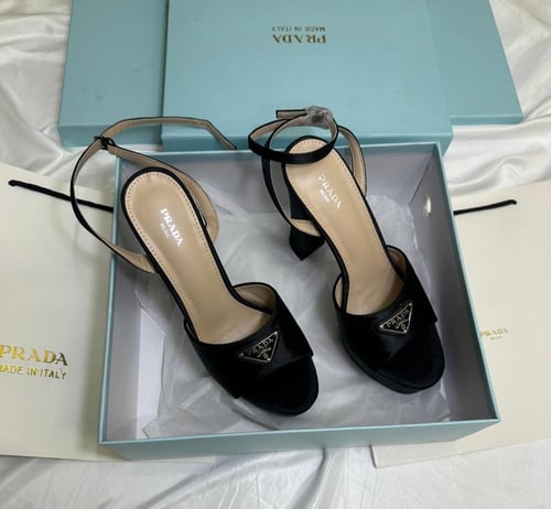 شوزات برادا مع جميع الملحقات