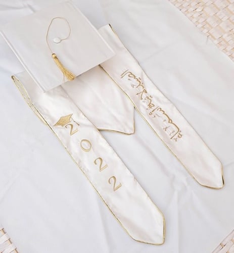 هدايا تخرج. وشاح تطريز الاسم حسب الطلب + قبعه