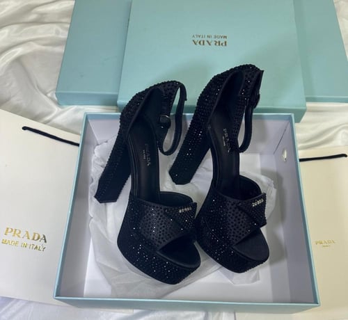 شوزات برادا مع جميع الملحقات