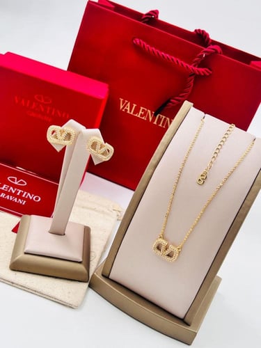 اكسسوارات نسائي سلسال وحلق من ماركه فالنتينو