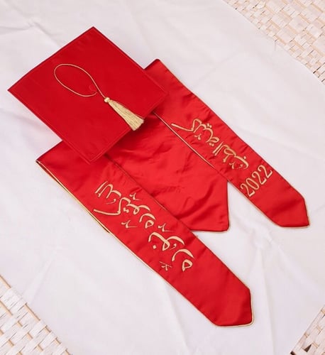 هدايا تخرج. وشاح تطريز الاسم حسب الطلب + قبعه