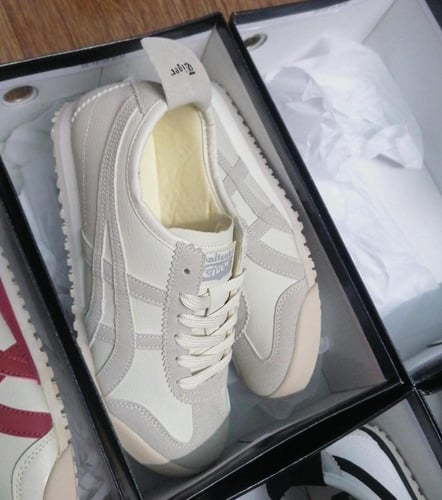 شوزات ماركة تايقر مع بوكس الماركه