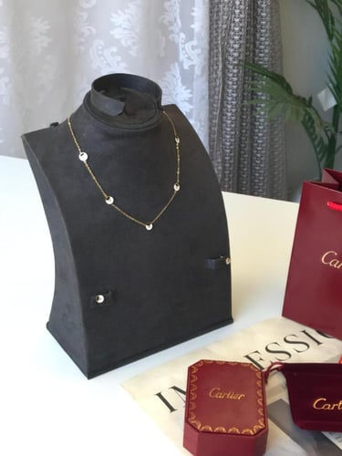 سلسال عنق نسائي كارتير