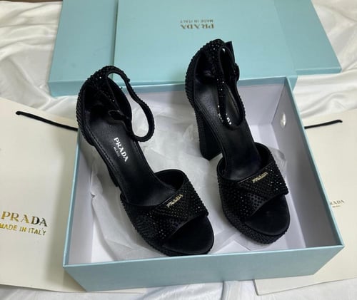 شوزات برادا مع جميع الملحقات