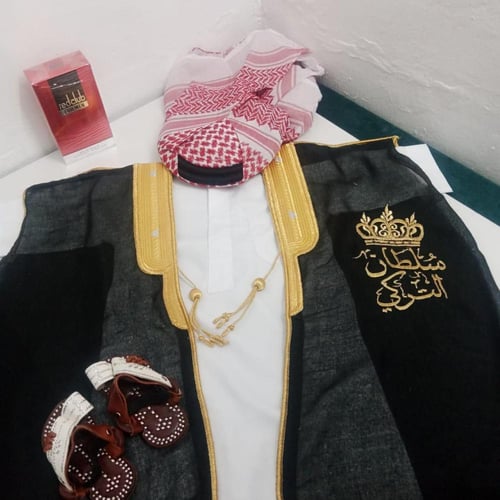 طقم ولادي ▪️ثوب سعودي . ▪️بشت بالاسم حسب الطلب