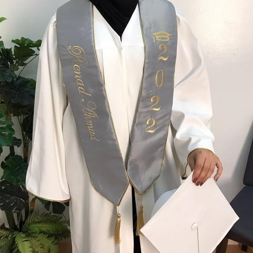 طقم تخرج وشاح تطريز الاسم حسب الطلب قبعه ساده .