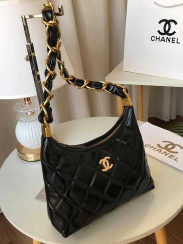 توفرت شنطة ماركة إCHANEL