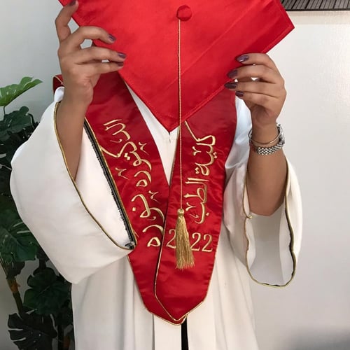 طقم تخرج وشاح تطريز الاسم حسب الطلب قبعه ساده .