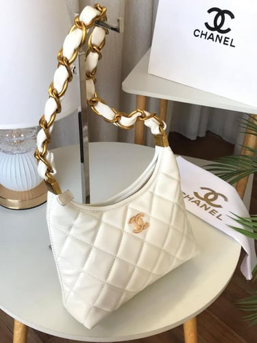 توفرت شنطة ماركة إCHANEL