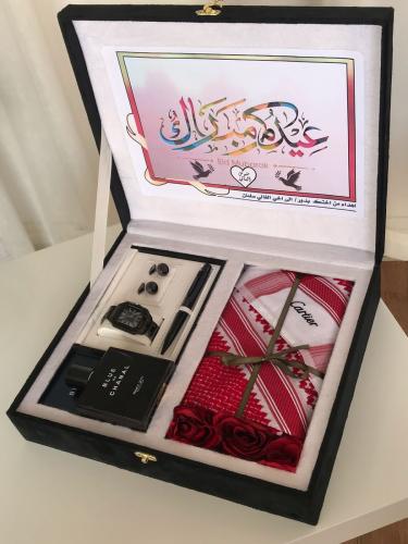 طقم هدايا رجالي فخم يجمع بين الأناقة والرقي