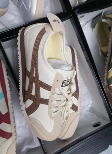 شوزات ماركة تايقر مع بوكس الماركه