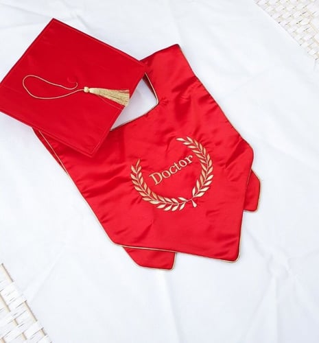 هدايا تخرج. وشاح تطريز الاسم حسب الطلب + قبعه