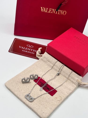 اكسسوارات نسائي سلسال وحلق من ماركه فالنتينو