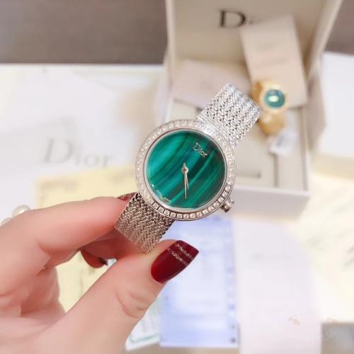 الموديل النسائي الأكثر طلباً . La Mini D de Dior ب...