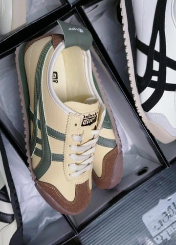 شوزات ماركة تايقر مع بوكس الماركه