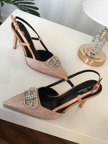 كعب مع جميع الملحقات