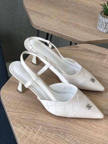 توفر كعب شانيل