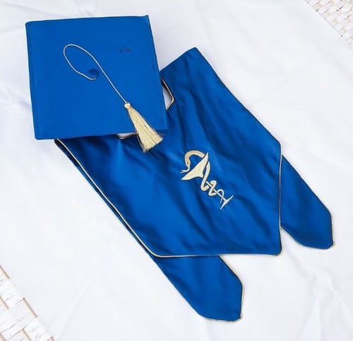 هدايا تخرج. وشاح تطريز الاسم حسب الطلب + قبعه