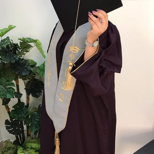 طقم تخرج وشاح تطريز الاسم حسب الطلب قبعه ساده .