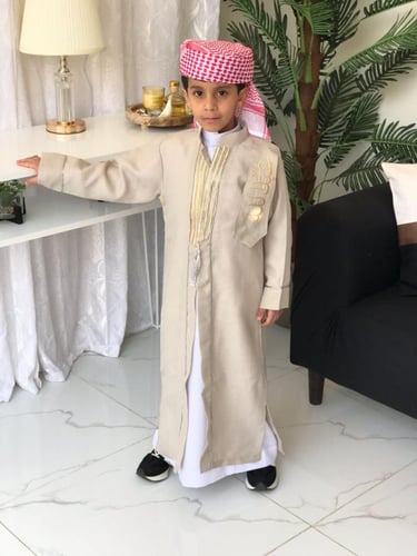 دقلة العيد مع طاقيه شماغ.