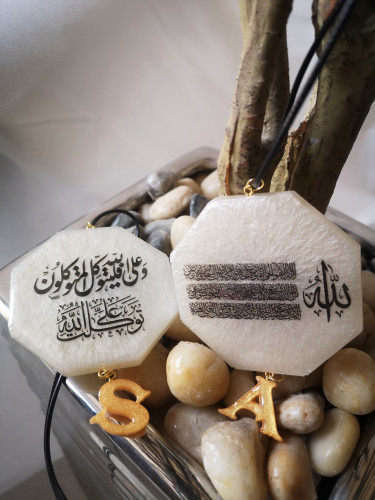تعليقة سياره بالحرف كتابه جهتين مع حرف