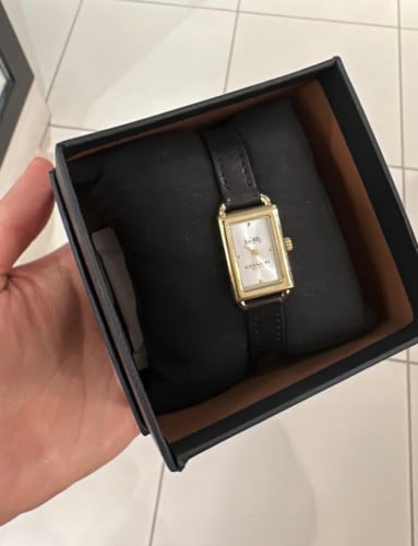 ساعة Coach ذهبي وأسود