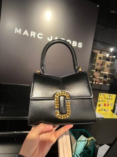 تتوفر بالطلب ٢-٤ أسابيع - Marc Jacobs Small satche...