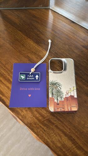 تعليقة سيارة شقراء