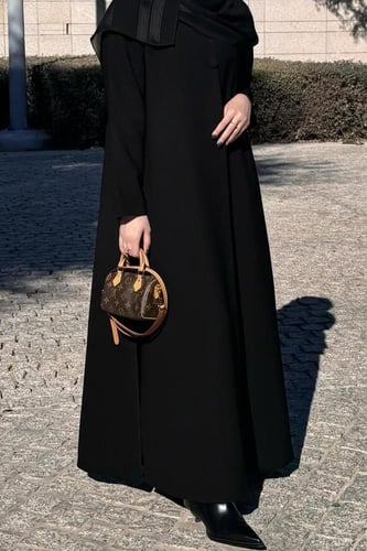 القماش كريب ملكي + بطانه داخليه + طرحة