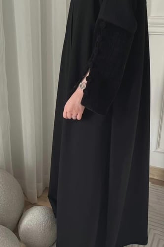 القماش كريب ملكي + مخمل شمواه + طرحة