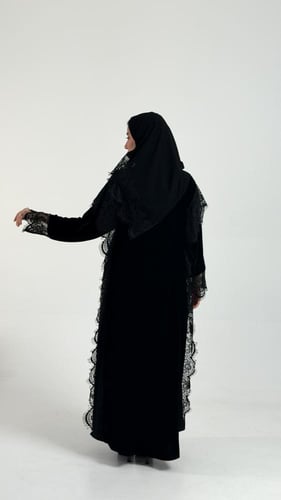 عباية “همسة الدانتيل”