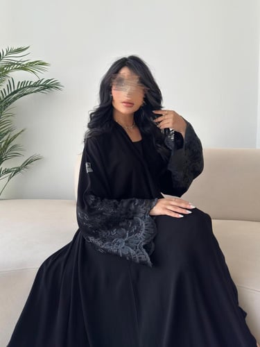 عباية ميار – كريب ملكي ربع كلوش بتفاصيل دانتيل