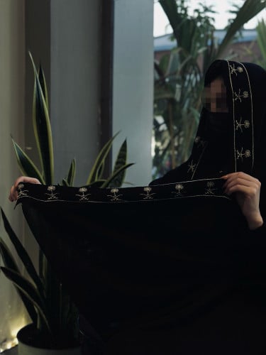طرحة اليوم الوطني بشعار ذهبي