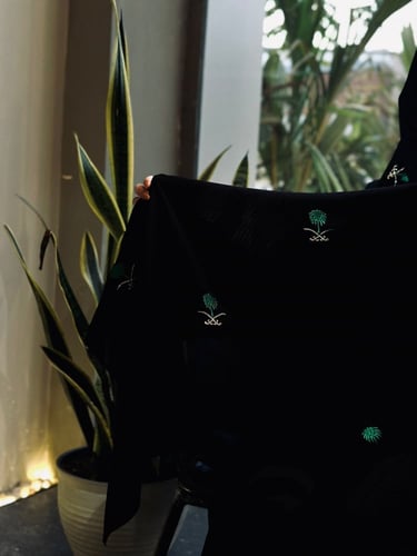 طرحة اليوم الوطني بشعار أخضر