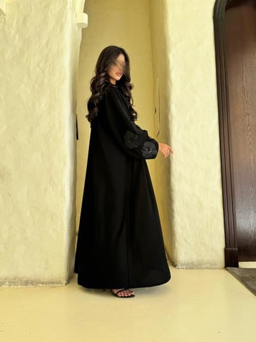 عباية سرداب – كريب فاخر بتطريز أسود أنيق