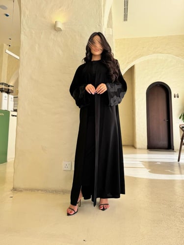 عباية سرداب – كريب فاخر بتطريز أسود أنيق