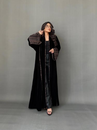عباية أنيقة - مخمل مع كم كشميري