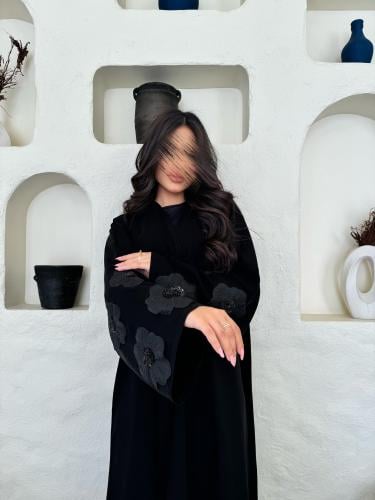 عباية سرداب – كريب فاخر بتطريز أسود أنيق