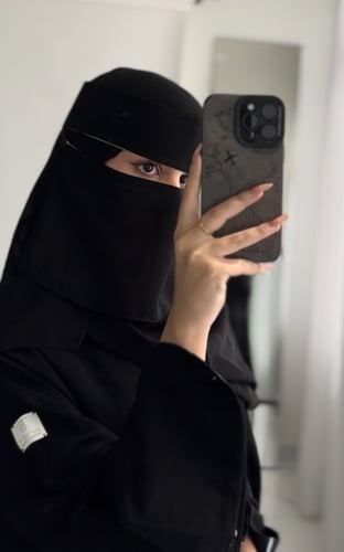 نقاب مبطن بيج