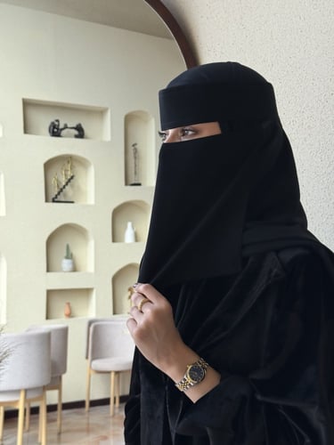 نقاب مبطن رمادي