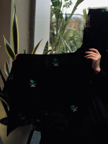 عرض طرحتين اليوم الوطني بشعار ذهبي