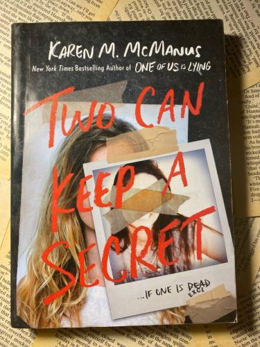 Two can keep a secret - Karen M. Mcmans (P17)