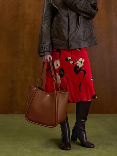 حقيبة توت باق أنبوبية من تشارلز اند كيث (بني)