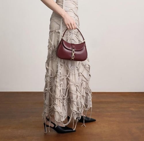 حقيبة أغاثا هوبو من تشارلز لون عنابي