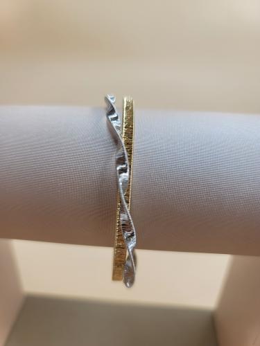 Gold bracelet for women, thin and twisted, 18 karat